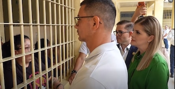 Fernández recorrió los talleres del penal y ratificó que el gobierno buscará opciones de formación con talleres, equipos y máquinas de coser para las internas. (Captura de pantalla)