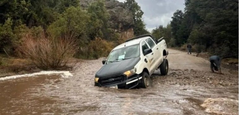 Una camioneta quedó varada en Neuquén como producto del desborde de uno de los ríos