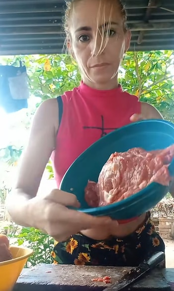 La mujer aseguró que la oferta de res surge una o dos veces al mes en su localidad y que su precio permite a algunos vecinos acceder a proteína animal (Captura de video)