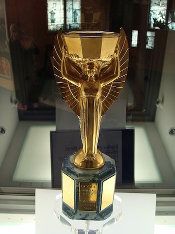 La historia de la Copa Mundial Masculina de la FIFA se exhibe en un museo de Nueva York, mostrando objetos históricos de leyendas