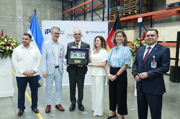 Miles de conductores han utilizado identificaciones provisionales de papel debido a la escasez de placas metálicas. (Foto: Casa Presidencial Honduras)