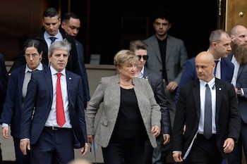 La directora gerente del Fondo Monetario Internacional (FMI), Kristalina Georgieva (c), y el ministro de Economía, Luis Caputo (i), salen después de sostener una reunión este lunes en Buenos Aires (Argentina). EFE/ Juan Ignacio Roncoroni