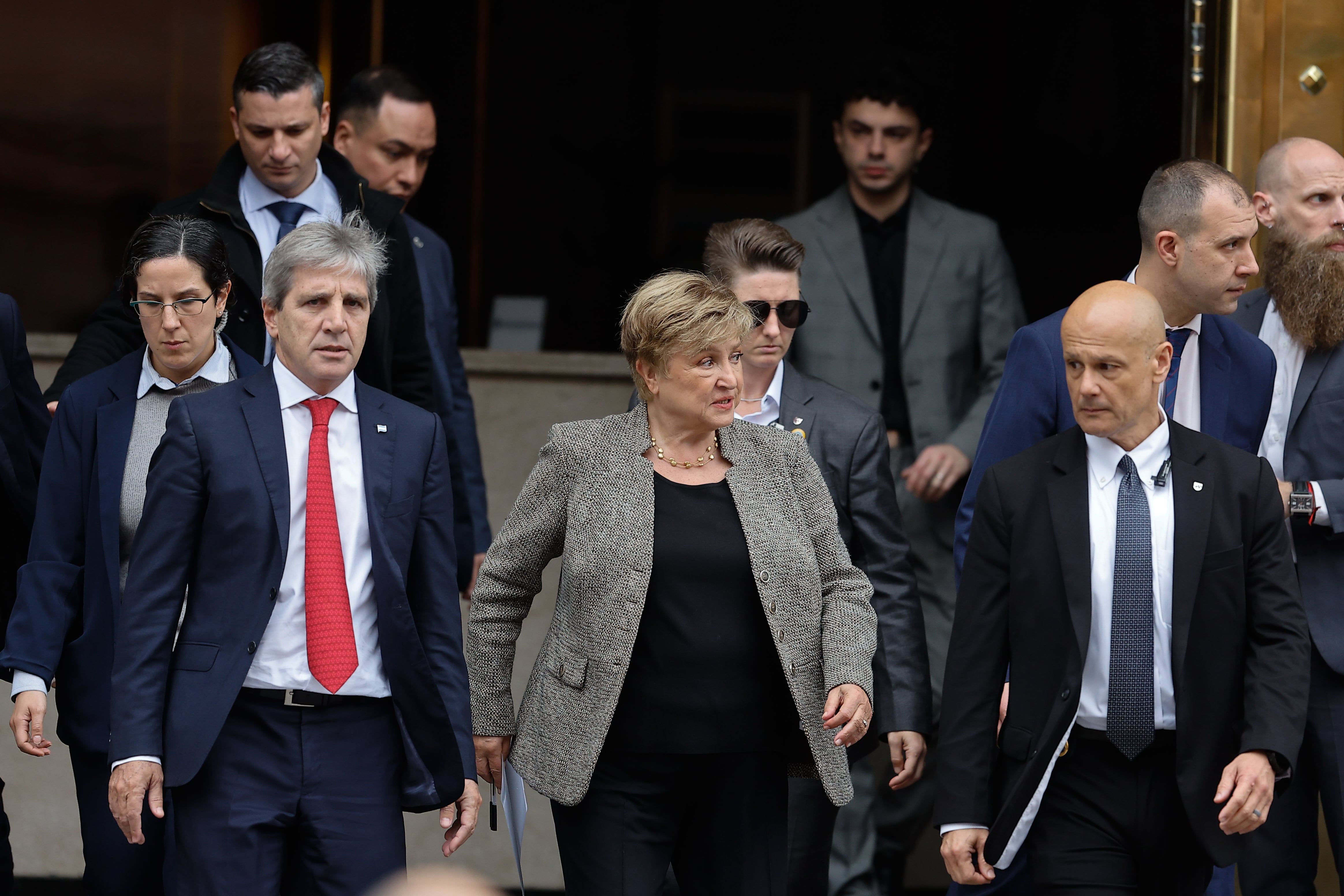 La directora gerente del Fondo Monetario Internacional (FMI), Kristalina Georgieva (c), y el ministro de Economía, Luis Caputo (i), salen después de sostener una reunión este lunes en Buenos Aires (Argentina). EFE/ Juan Ignacio Roncoroni
