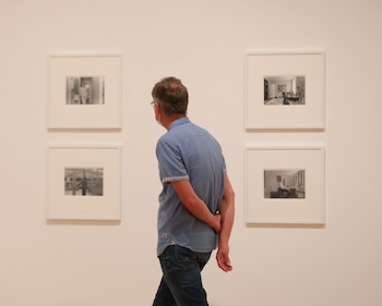 Foto de archivo de un hombre visitando la exposición 'Michael Schmidt. Fotografías 1965-2014'. en el Museo Nacional Centro de Arte Reina Sofía, en septiembre de 2021 (Marta Fernández / Europa Press)