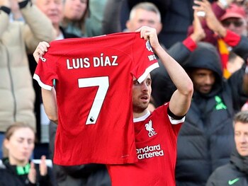 Diogo Jota sostiene el mensaje