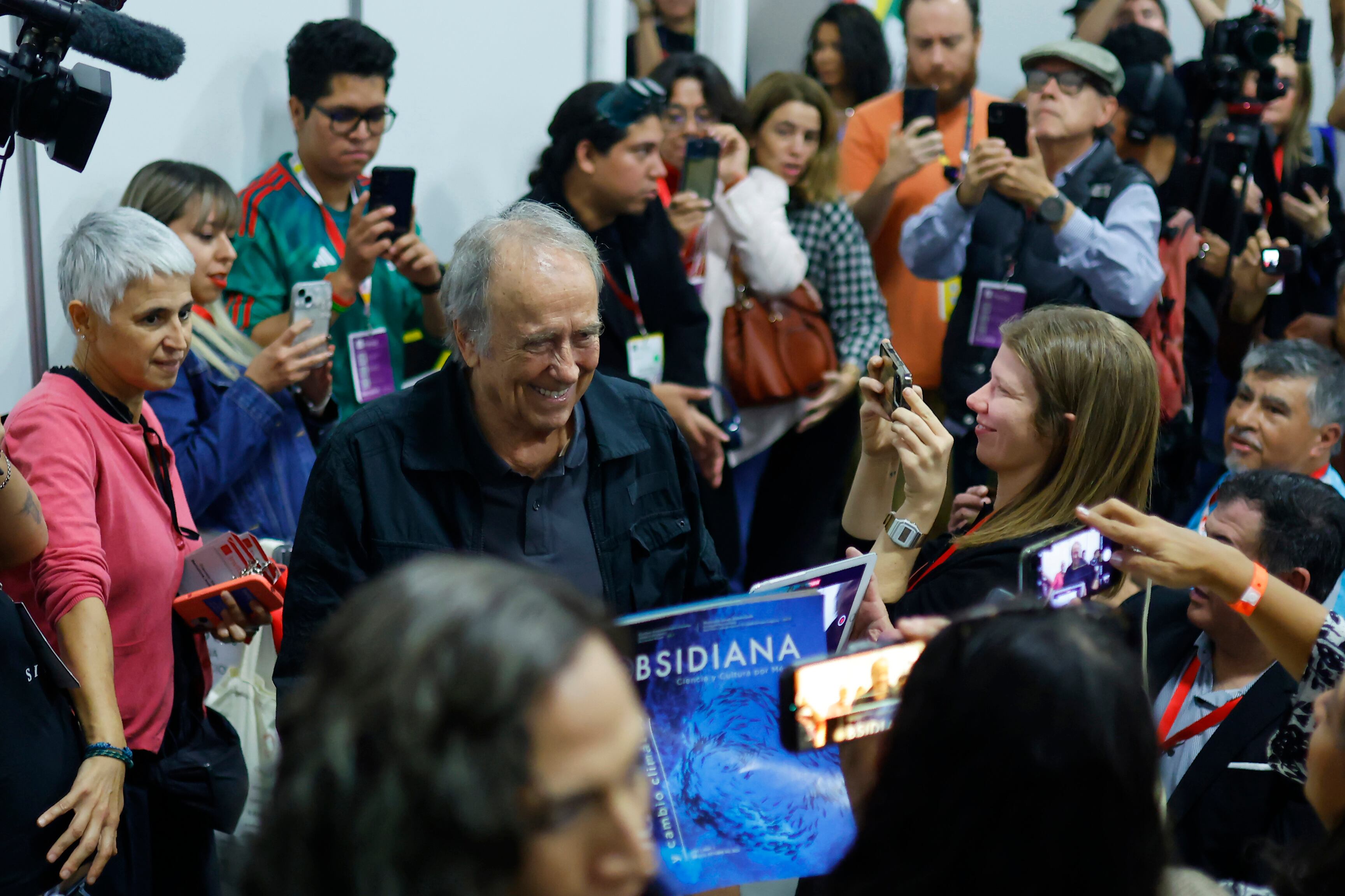 Joan Manuel Serrat comparte que lo que más extraña tras su retiro es el contacto directo con su público internacional