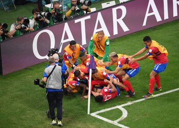Costa Rica's midfielder #17 Yeltsin