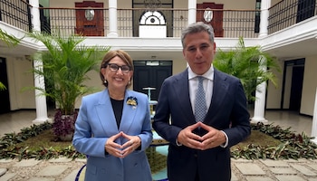 Manuel Tovar y Rebeca Grynspan analizaron el estado de la candidatura costarricense a la Secretaría General de la ONU. Crédito: Ministerio de Relaciones Exteriores y Culto
