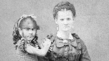 Annie junto a su mamá