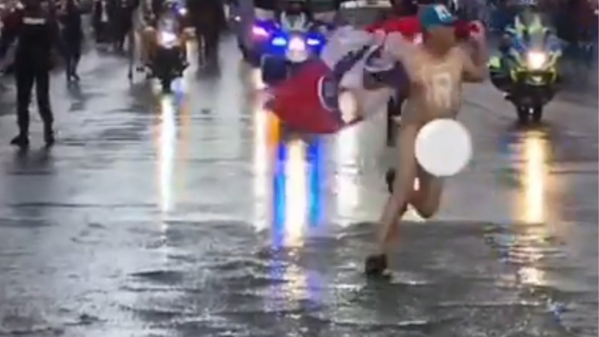 Previo al partido del Bernabéu, un hombre corre desnudo mostrando logo de Renovación Popular y bandera peruana. (Foto: Captura video/@Johnzc noticias)