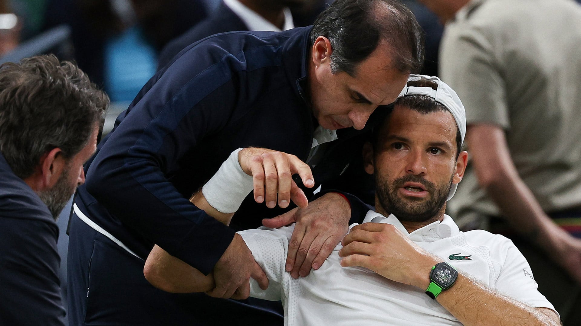 Grigor Dimitrov debió abandonar su duelo de octavos de final ante Sinner en Wimbledon por una lesión en el hombro (Foto Adrian Dennis / AFP)