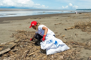 La iniciativa fue desarrollada junto con MareBlu y Código R como parte del Mes Mundial de la Limpieza de Playas. Crédito: Coca Cola