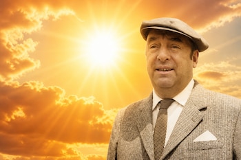 Retrato de un hombre con boina y saco frente a un cielo anaranjado con nubes y rayos de luz emitidos por un sol central.