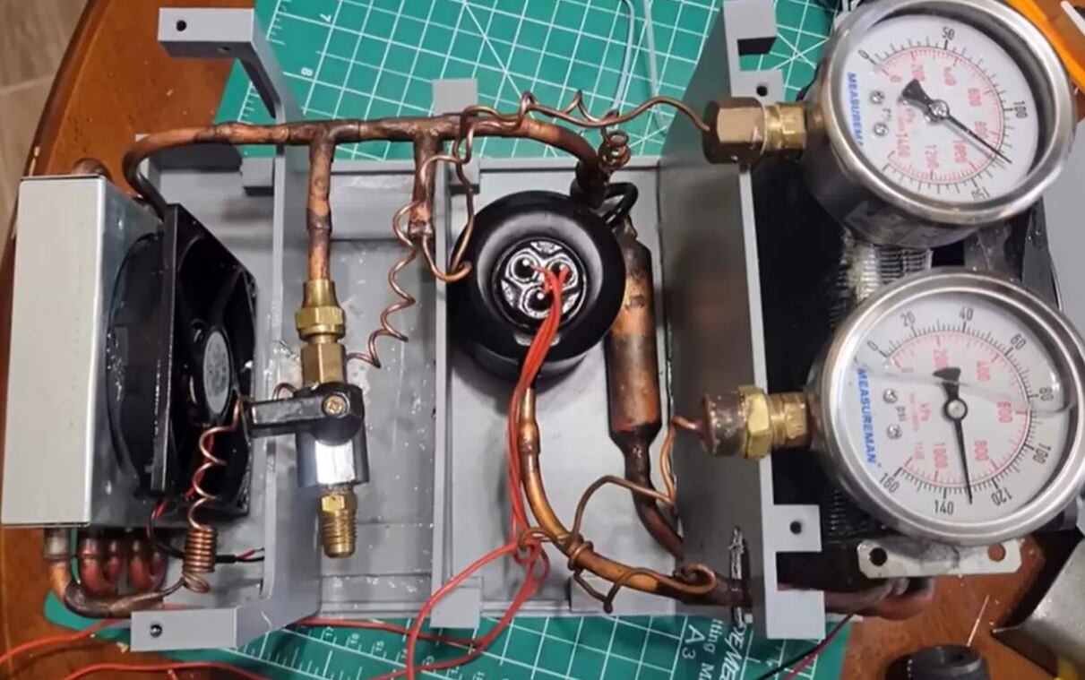 El aparato almacena energía térmica en bloques de hielo y libera aire fresco a través de un circuito con ventilador y radiador (Captura de imagen de Hyperspace Pirate)