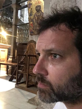 El escritor argentino Gonzalo Garcés visitó el Santo Sepulcro, en Jerusalén,