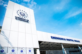 La nueva edificación del Hospital Rosales, conectada al edificio histórico por una pasarela elevada, conjuga tradición y tecnología en El Salvador. (Foto cortesía)