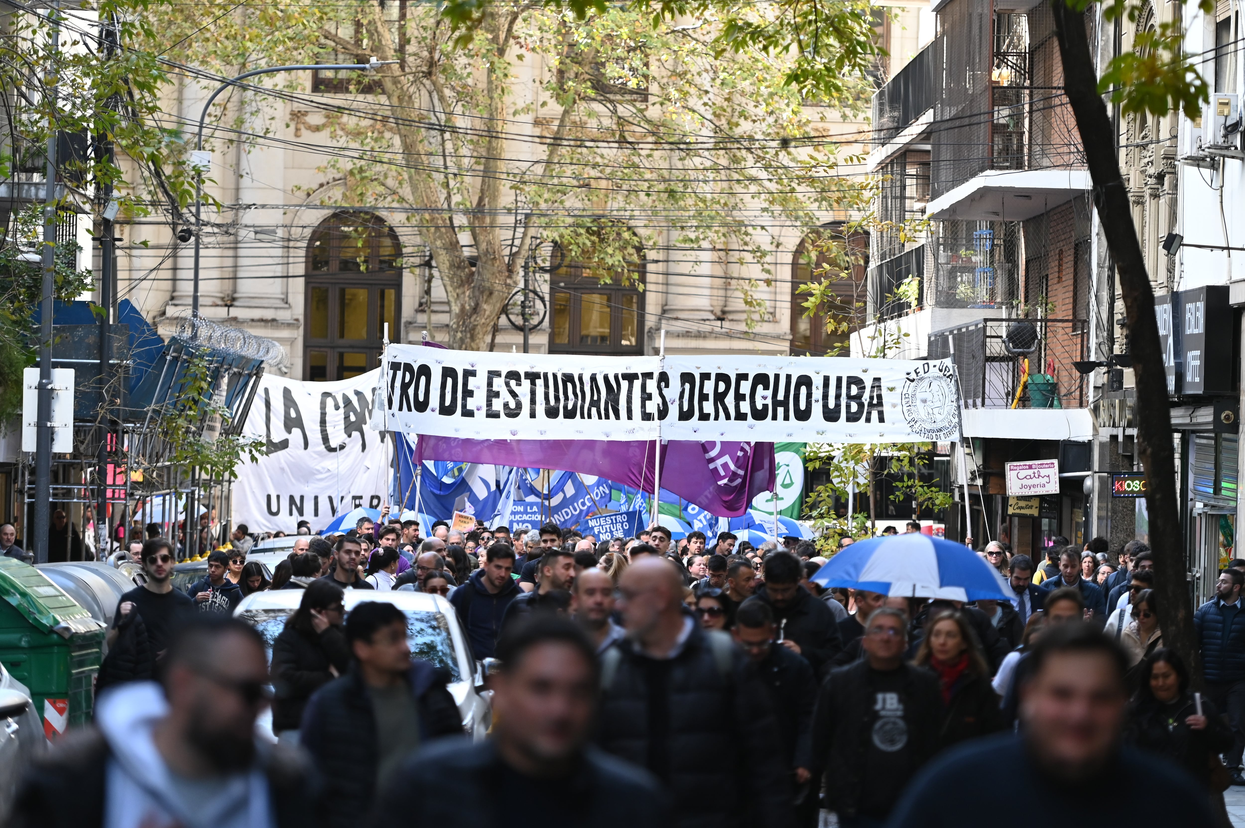 Este mediodía, ya empezaba a acumularse gente en las inmediaciones de Plaza de Mayo (RS Fotos)
