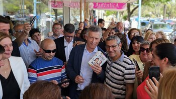 Mauricio Macri repartió boletas en