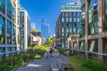 El corredor verde de la High Line, rodeado de desarrollos residenciales y comerciales, refleja cómo antiguos espacios industriales pueden convertirse en polos de actividad social y urbana.