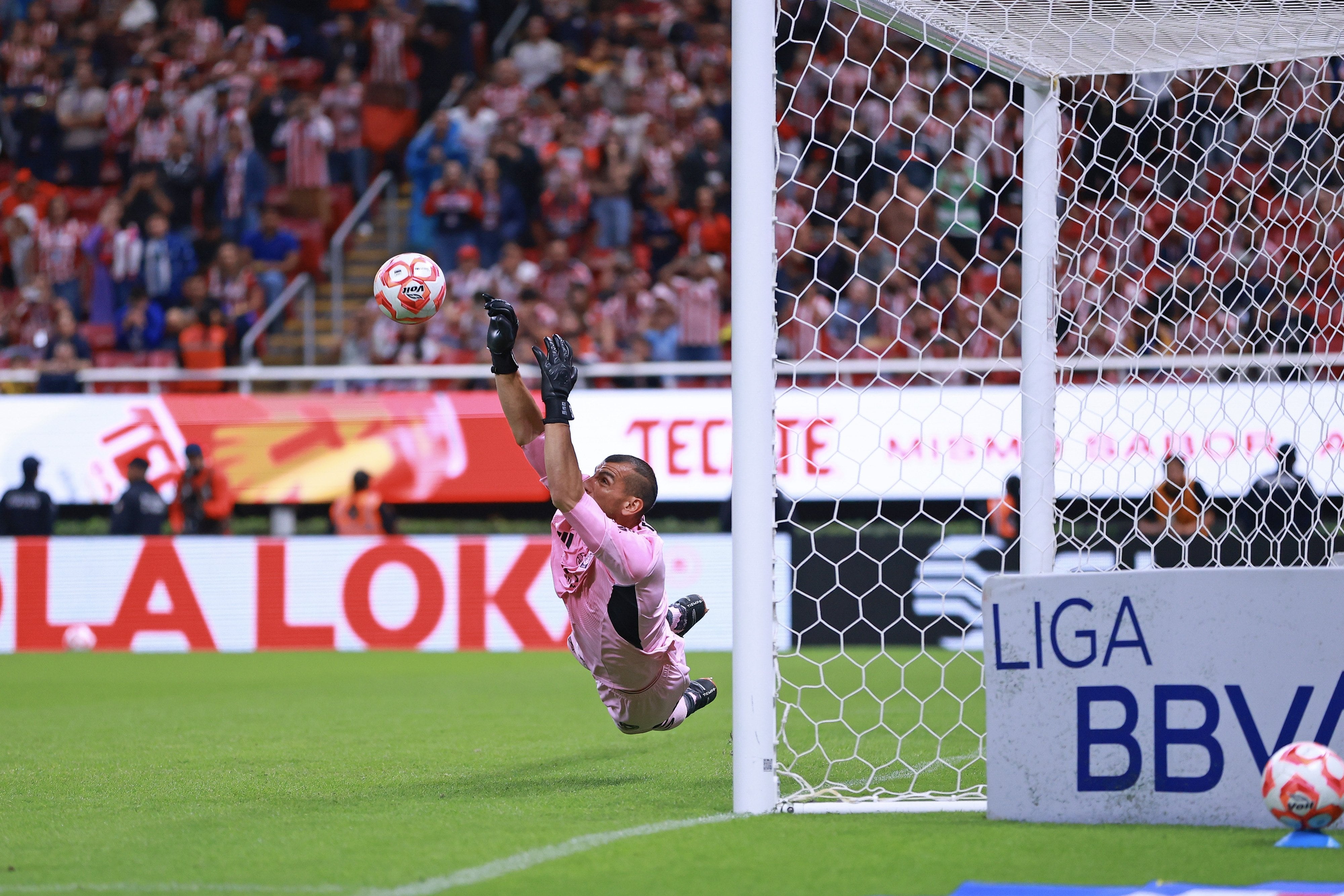El portero de los Tigres, Nahuel Guzmán paró el penal cobrado por Efraín Álvarez. Imagen cuenta de X @Tigresoficial.
