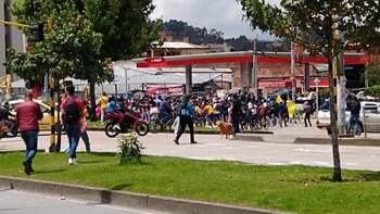 Mayo 5 de 2021- Cientos de ciudadanos marchan por la Avenida Suba en Bogotá, tras 8 días de manifestaciones en Colombia.