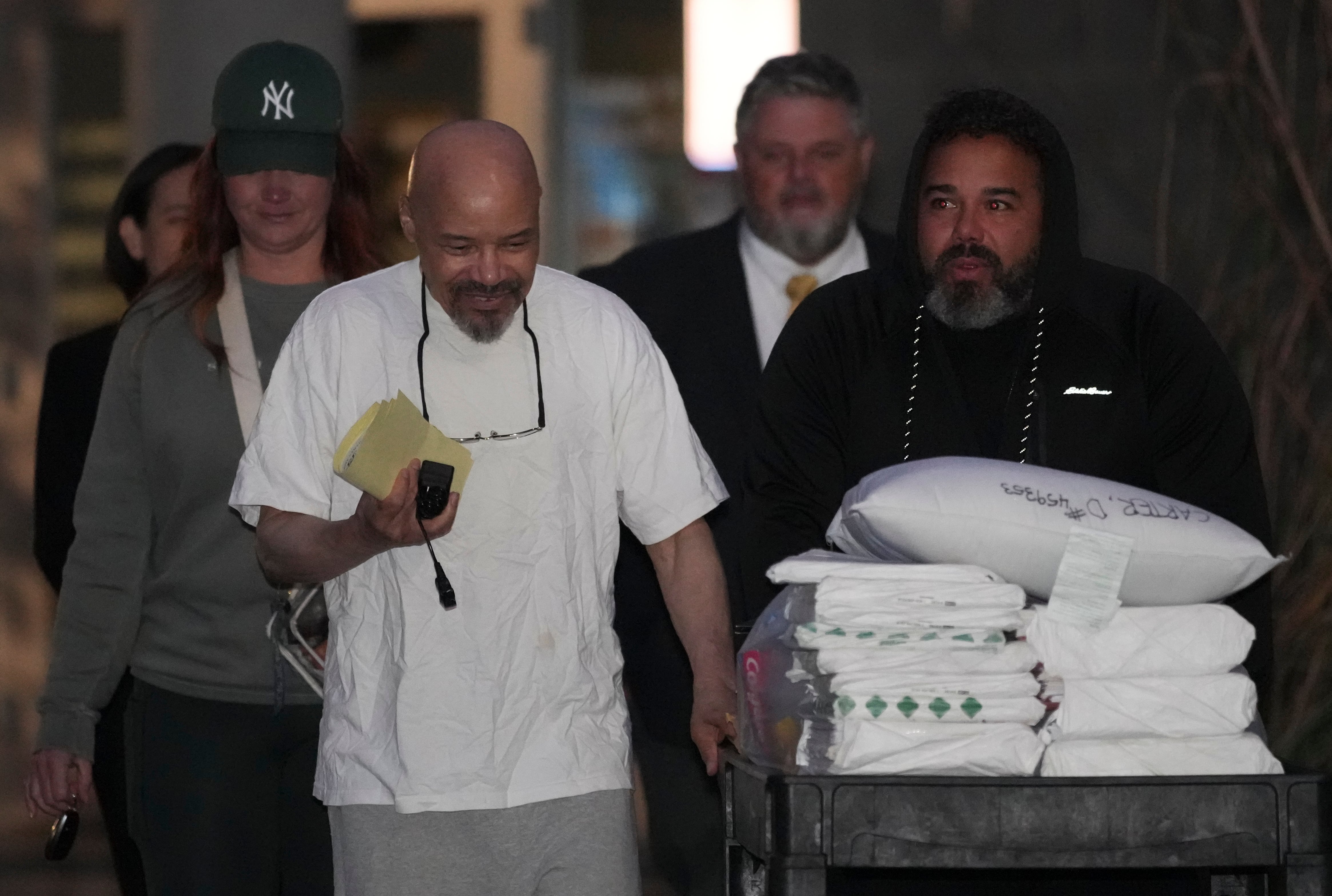 Tyler Anger (su hijo adoptado por una familia) esperó a su padre en la puerta del centro penitenciario con mantas, almohadas y las pertenencias de Carter. Era la primera vez que lo veía en libertad (AP Foto/George Frey)