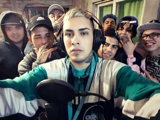 La carrera musical de Callejero Fino tomó impulso durante su arresto domiciliario, cuando escribió canciones y organizó las Juntadas Callejeras