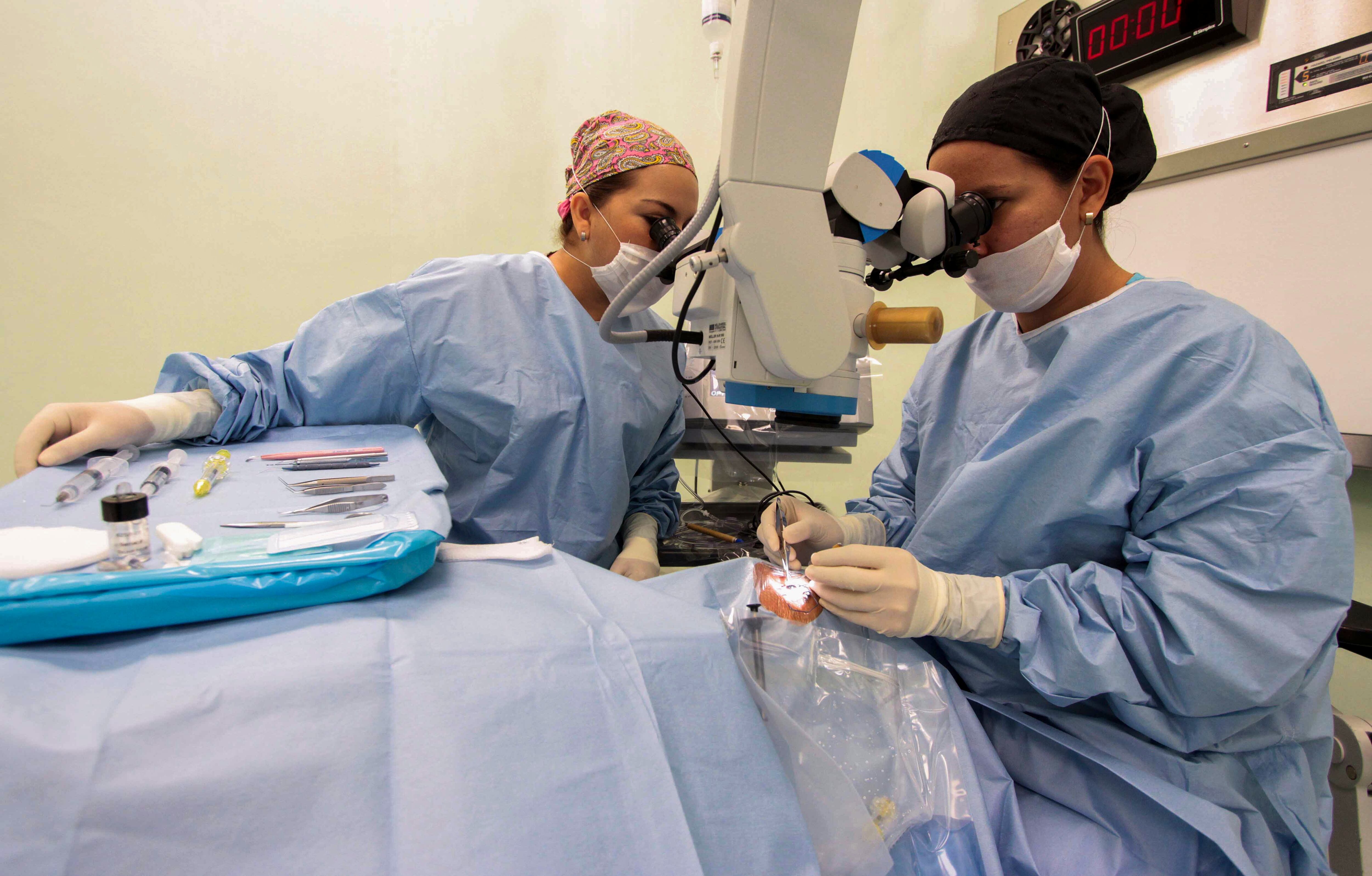 El informe destaca la seguridad y el alto índice de éxito de la cirugía de cataratas, aunque advierte sobre riesgos como glaucoma y desprendimiento de retina(FOTO: KARLA ITZEL RUIZ /CUARTOSCURO.COM)