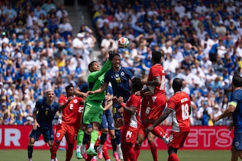 O goleiro Orlando Mosquera manteve o Panamá na disputa com uma defesa crucial contra as tentativas da Bósnia. (X/ @fepafut)