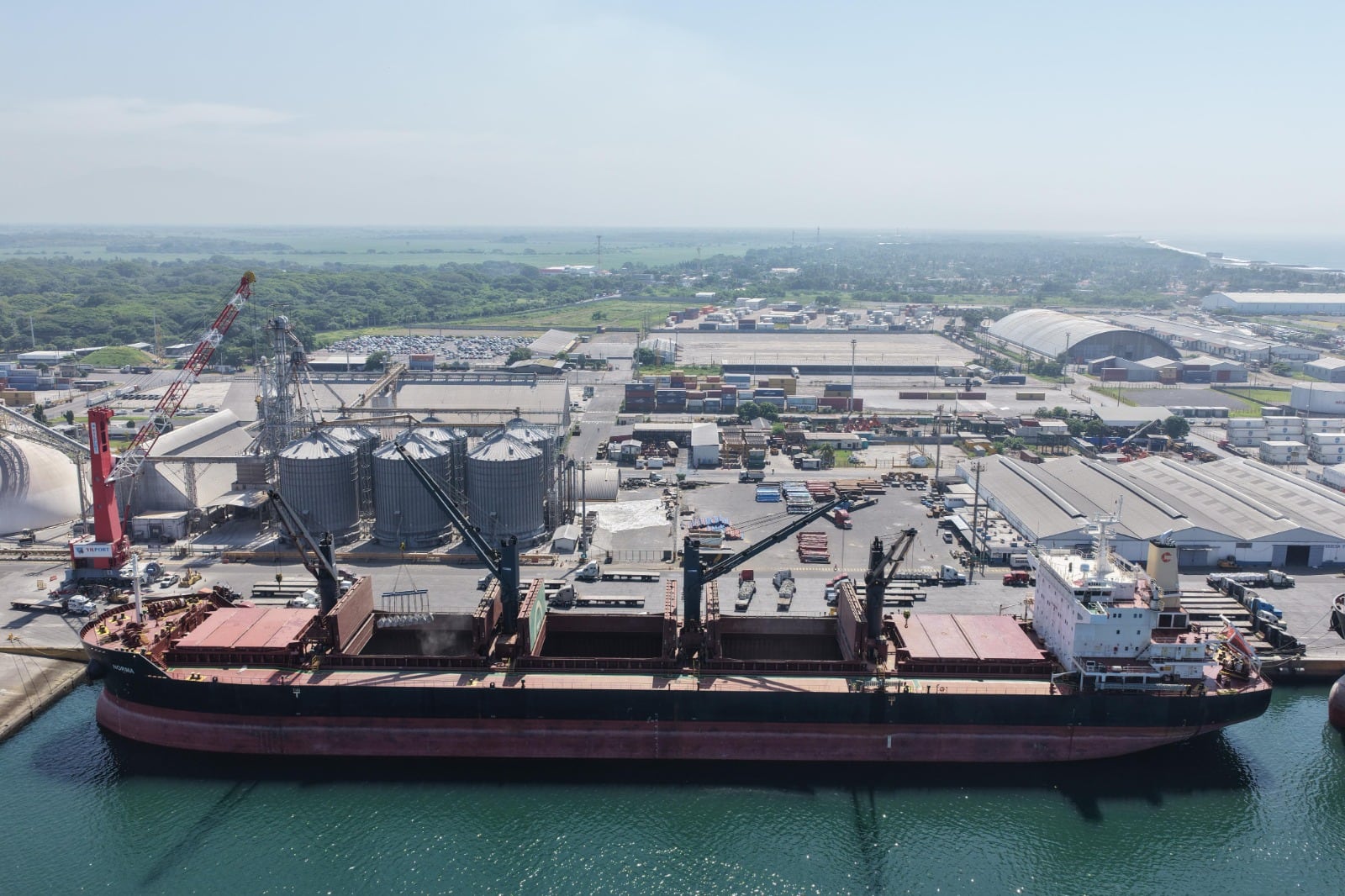 El presidente Bernardo Arévalo supervisa las metas de modernización de Puerto Quetzal tras reducir los buques en fondeo