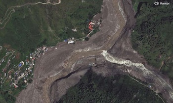 Equipos internacionales analizaron imágenes satelitales que muestran el desprendimiento de parte del glaciar y la montaña (Credit: Satellite image ©2026 Vantor via AP)