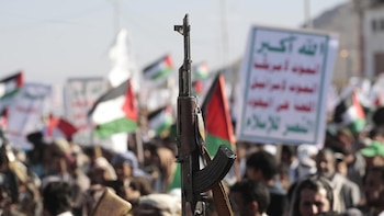 Acusan a los hutíes de posibles crímenes de guerra por privar a los civiles en Yemen de alimentos y medicinas