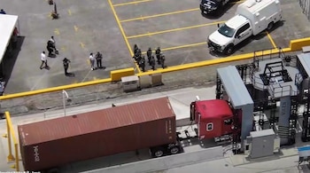 El conductor detenido y los dos oficiales quedaron a la orden de las autoridades judiciales por el caso de droga en Limón. (Cortesía: Ministerio de Seguridad Pública)
