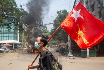 Un joven sostiene la bandera