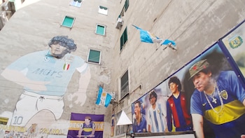 Antonio Esposito, conocido como “Bostik”, es una figura clave en la construcción simbólica y turística del llamado Largo Maradona, en los Quartieri Spagnoli de Nápoles.