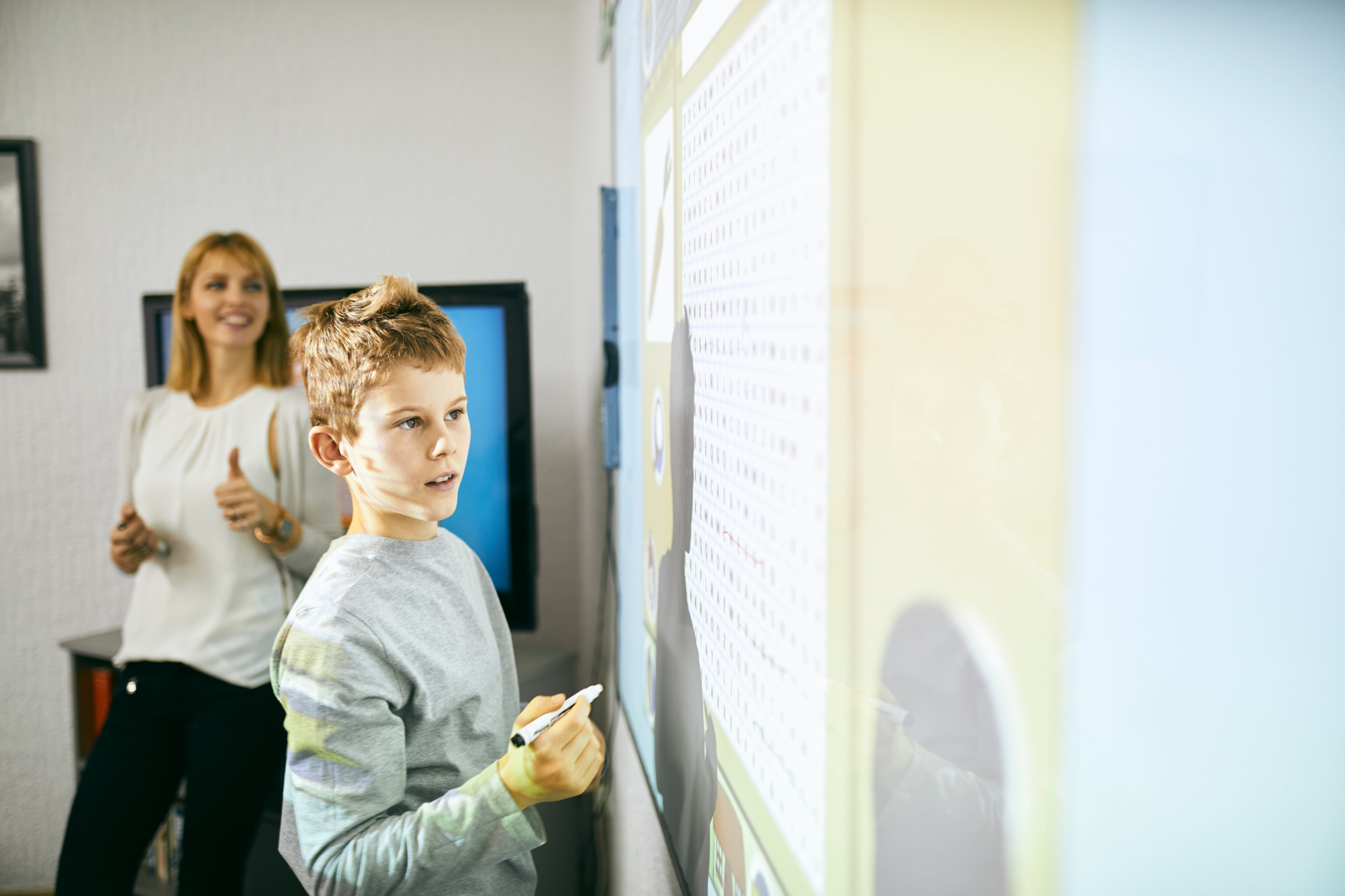 Los proyectores EPSON tienen tamaños adaptables que llegan a superar las 300 pulgadas en algunos modelos, lo que significa que siempre tendrás el tamaño ideal para el salón de clases.