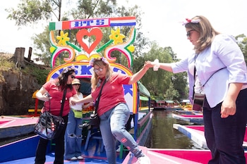 El acceso a las trajineras temáticas de BTS en Xochimilco sólo es posible por orden de llegada, sin reservaciones y con un costo de 600 pesos por embarcación. (FOTO: EDGAR NEGRETE LIRA/CUARTOSCURO.COM)