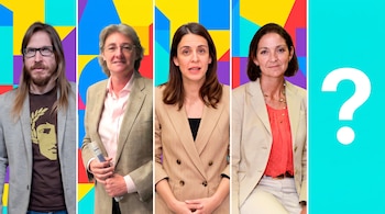 Cinco paneles verticales con cuatro retratos de personas con chaqueta y un panel turquesa final que contiene un signo de interrogación blanco.