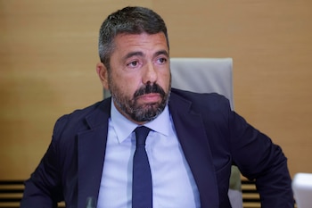 El expresidente de la Generalitat valenciana, Carlos Mazón, comparece ante la comisión que investiga la gestión de la crisis derivada de la DANA. (EFE / Zipi)