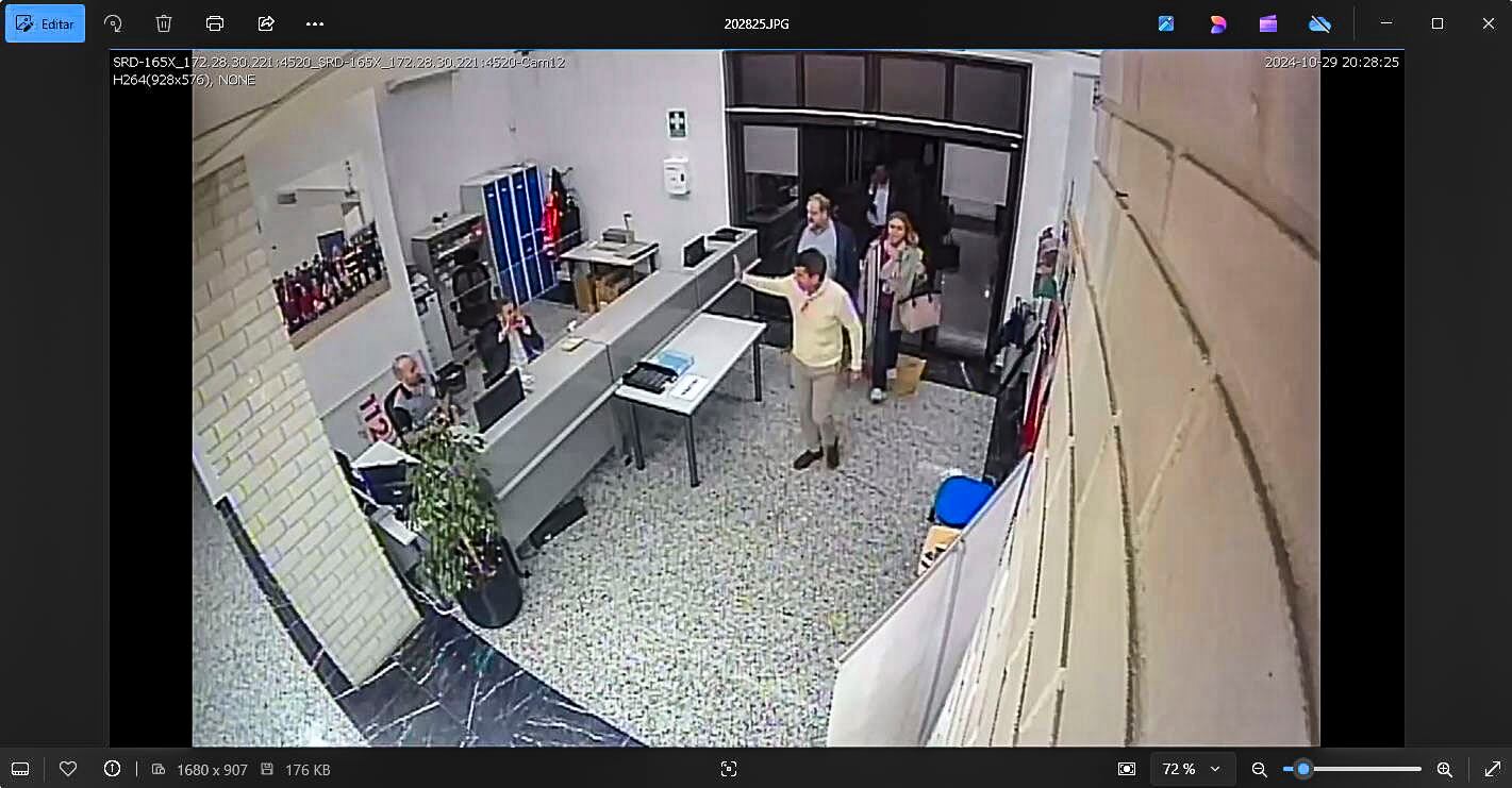 VALENCIA, 27/02/2025.- Imagen facilitada este miércoles de la cámara de seguridad del Centro de Coordinación de Emergencias incluida en el informe firmado por el coordinador de Prevención y Emergencias en la que se observa al president de la Generalitat, Carlos Mazón, accediendo a las instalaciones a las 20.28 del pasado 29 de octubre. EFE/ Àgencia De Seguretat I Èmergencies SOLO USO EDITORIAL SOLO DISPONIBLE PARA ILUSTRAR LA NOTICIA QUE ACOMPAÑA (CRÉDITO OBLIGATORIO)