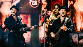 El público ovaciona a Ricardo Arjona durante su gira “Lo que el seco no dijo”, mientras la bandera de Venezuela se proyecta en los monitores como símbolo de apoyo a las víctimas de la tragedia.