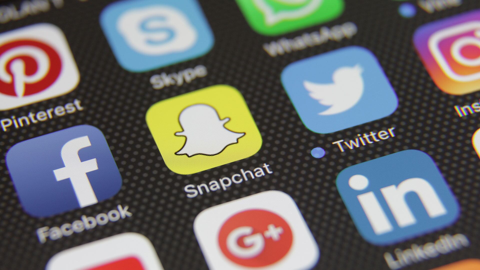 Las grandes redes sociales niegan la existencia de una lista secreta de palabras prohibidas, aunque la percepción de censura persiste entre los creadores