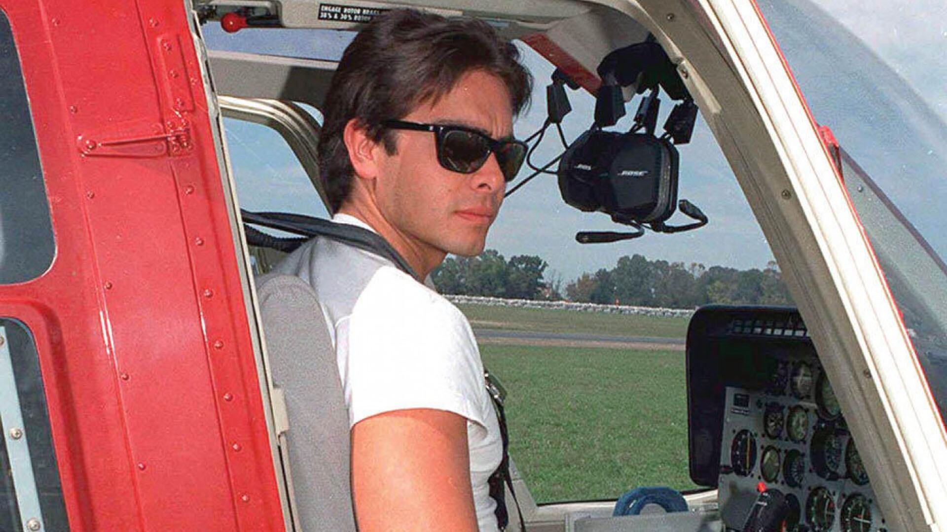 Carlos Menem Jr., hijo del entonces presidente Carlos Saúl Menem, tenía 26 años cuando murió tras la caída del helicóptero que piloteaba en la Ruta 9, a la altura de Ramallo