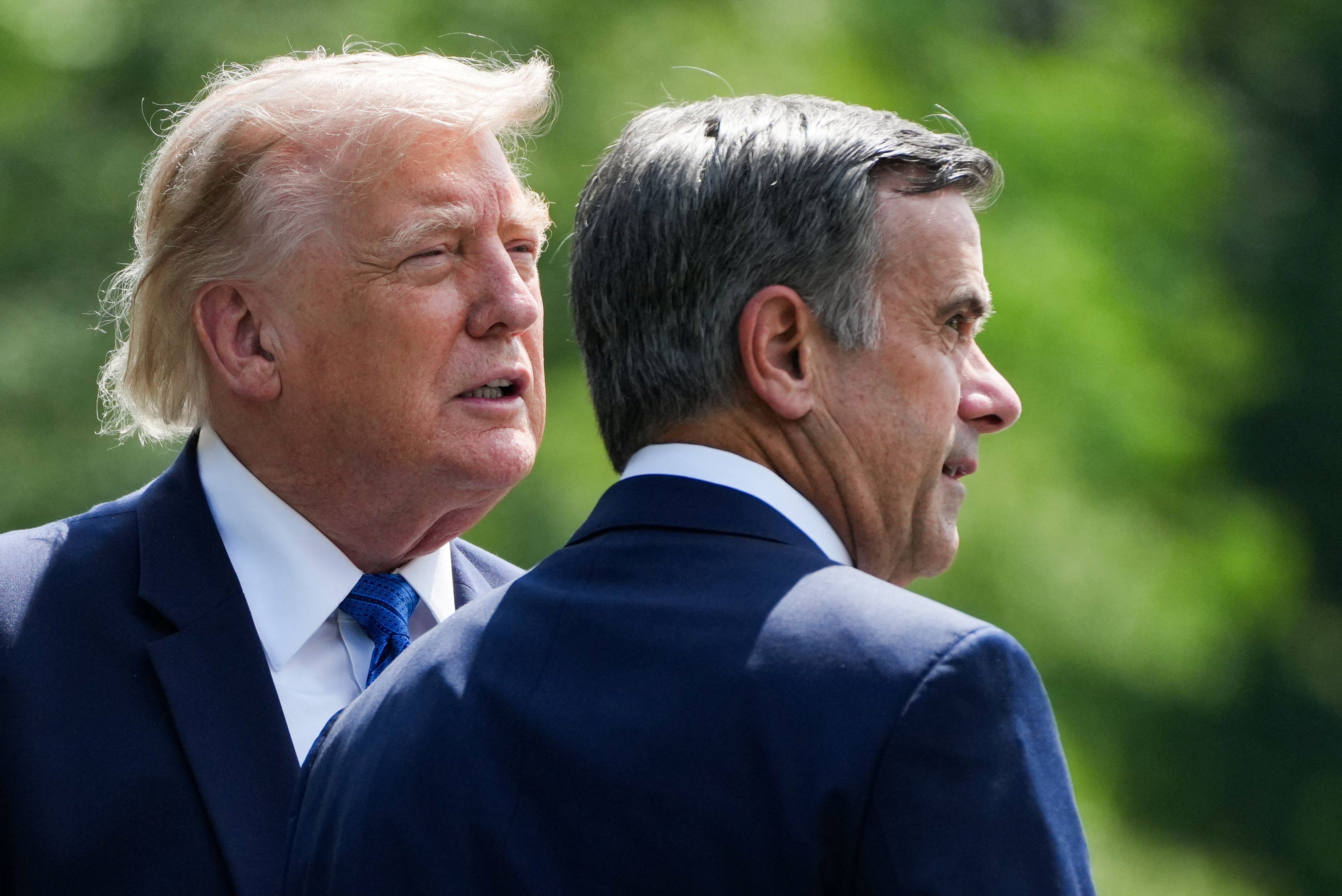 El presidente de Estados Unidos, Donald Trump, y John Ratcliffe, director de la Agencia Central de Inteligencia (CIA), conversan mientras se retiran tras una reunión del gabinete en Camp David (REUTERS/Nathan Howard/Archivo)