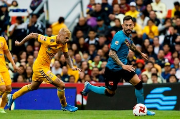 El defensor Víctor Aguilera (d)