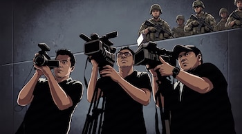 Tres hombres periodistas con cámaras de video y fotográficas, y seis hombres militares con uniformes de camuflaje, cascos y fusiles.