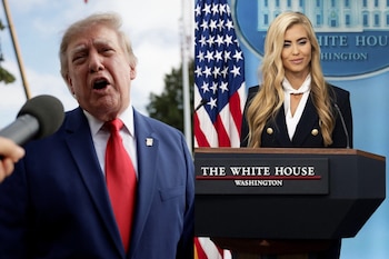 Donald Trump habla ante un micrófono junto a una mujer parada en un podio con el sello de la Casa Blanca