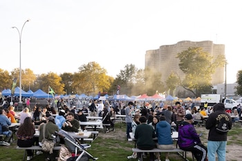 El Queens Night Market celebrará su reapertura el sábado 18 de abril de 2026 en el parque Flushing Meadows–Corona. Foto: Instagram @mercado nocturno de la reina