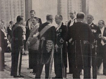 Hitler junto a diplomáticos argentinos.