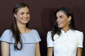 La reina Letizia (d) conversa con la princesa Leonor (i) mientras el papa León XIV (no en la imagen) firma en el libro de honor de Madrid antes de la misa del Corpus Christi en Cibeles este domingo, en Madrid. (EFE/ Chema Moya).